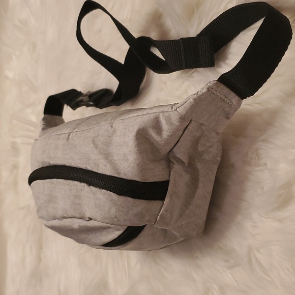 Adidas Fanny Pack In Gray Zippered Adjustable Belt Bag Polyester Unisex - Picture 3 of 5